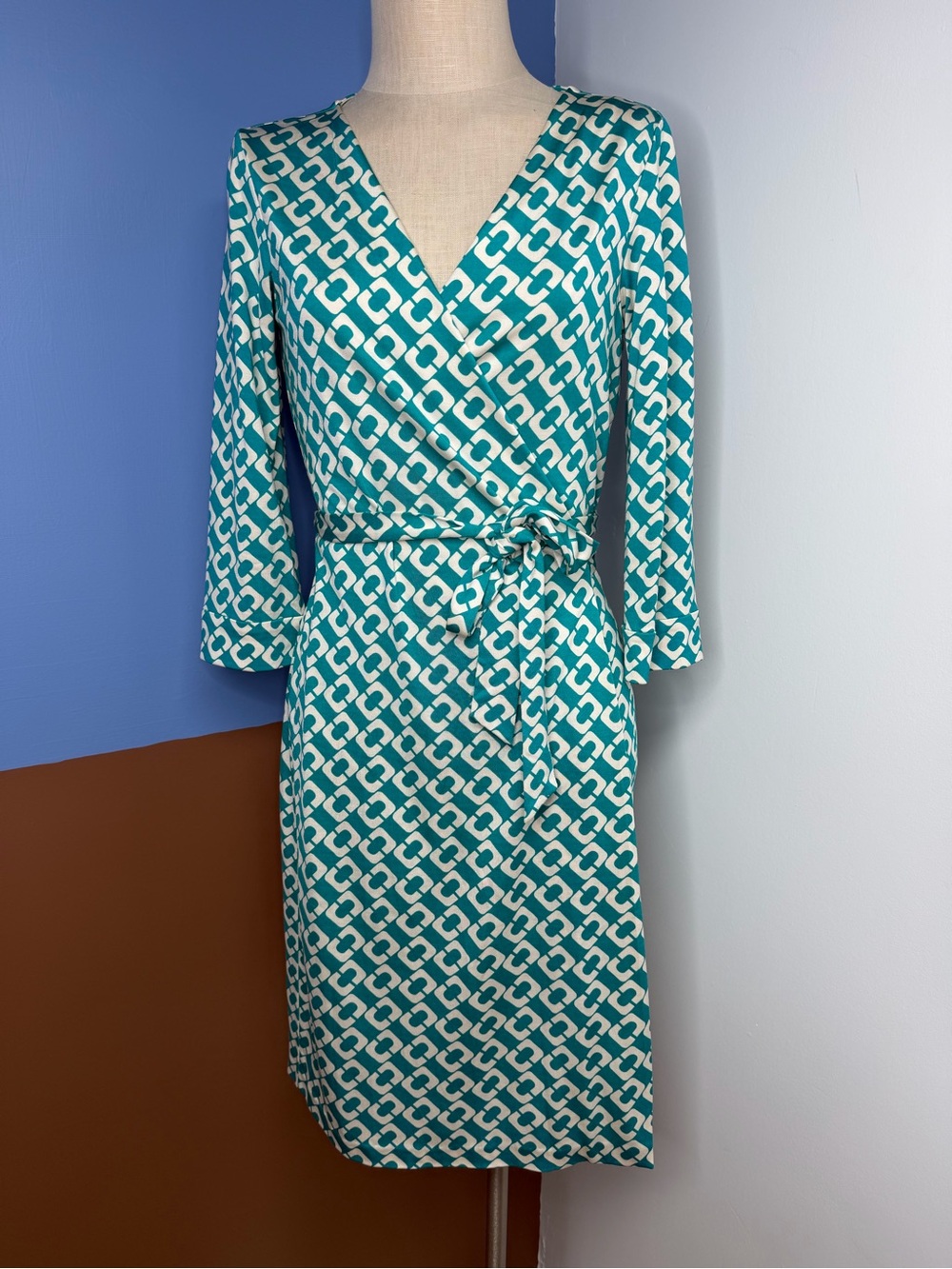 Diane Von Furstenberg 100% silk Julian Two Teal Chain Link Wrap Dress Size 12